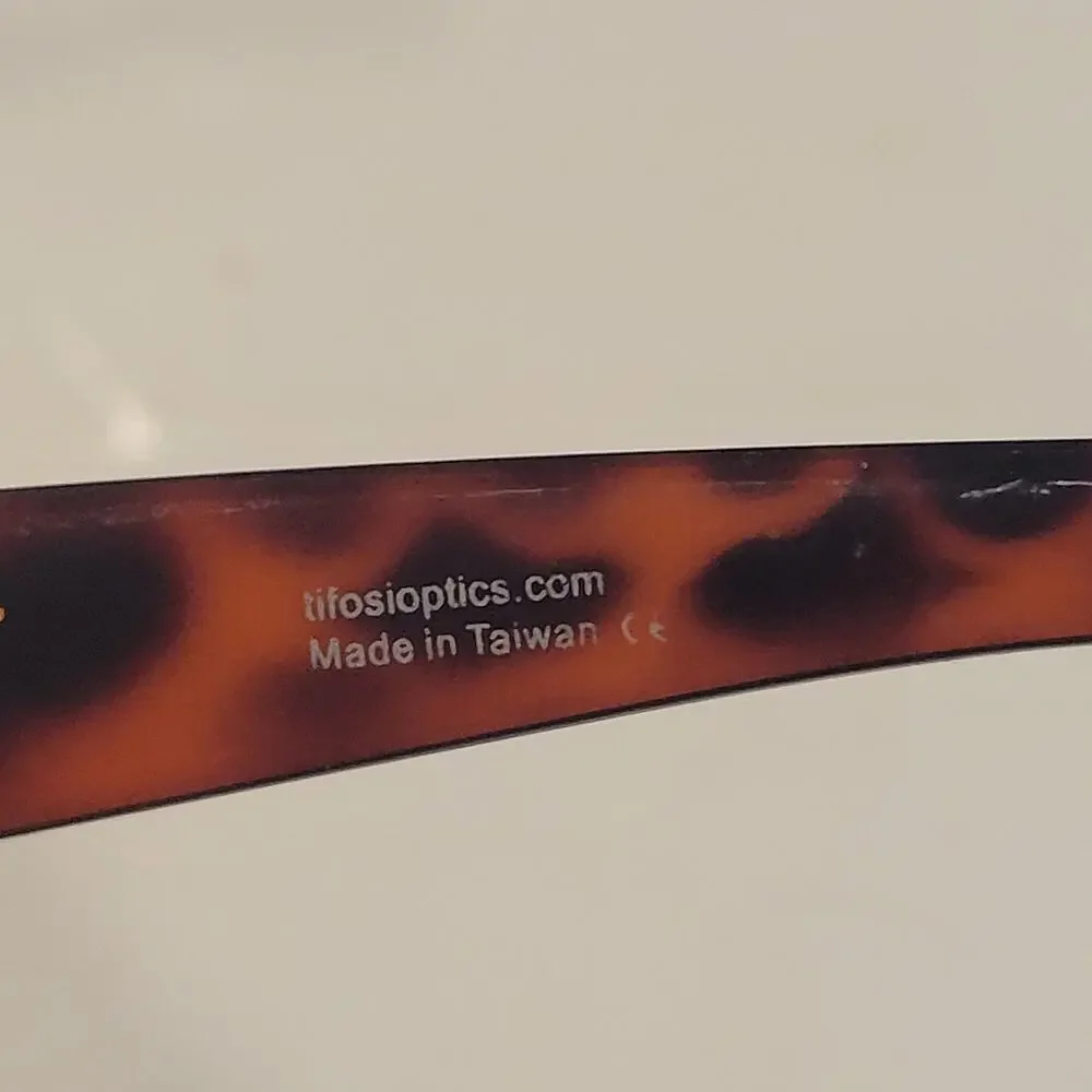 Tifosi Mast SL wrap around tortoise frame sunglasses. Unisex.